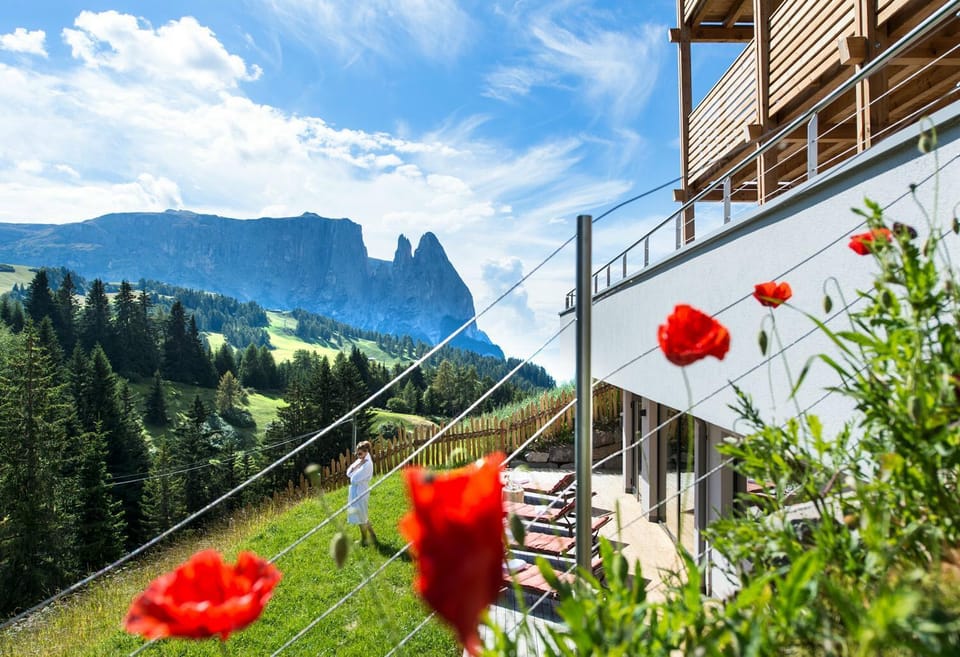 Property building, Natural landscape, View (from property/room), Balcony/Terrace, Garden view, Mountain view