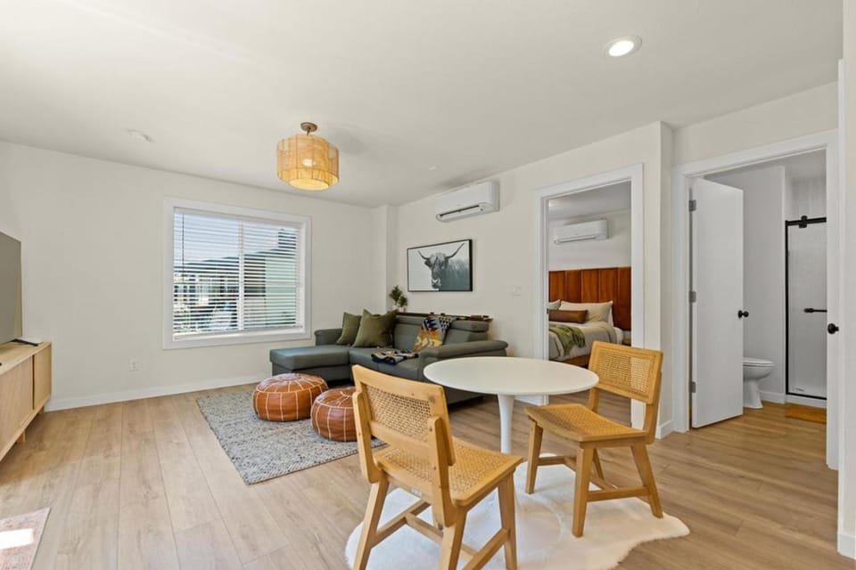 Modern Guest House Near Downtown! Bed and Breakfast in Washington