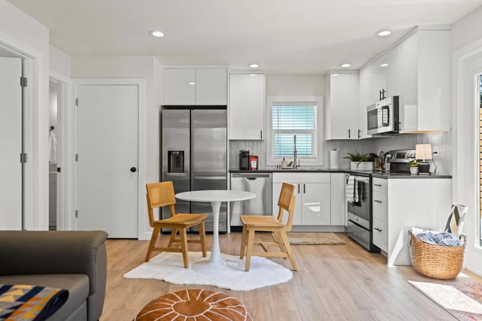 Modern Guest House Near Downtown! Bed and Breakfast in Washington