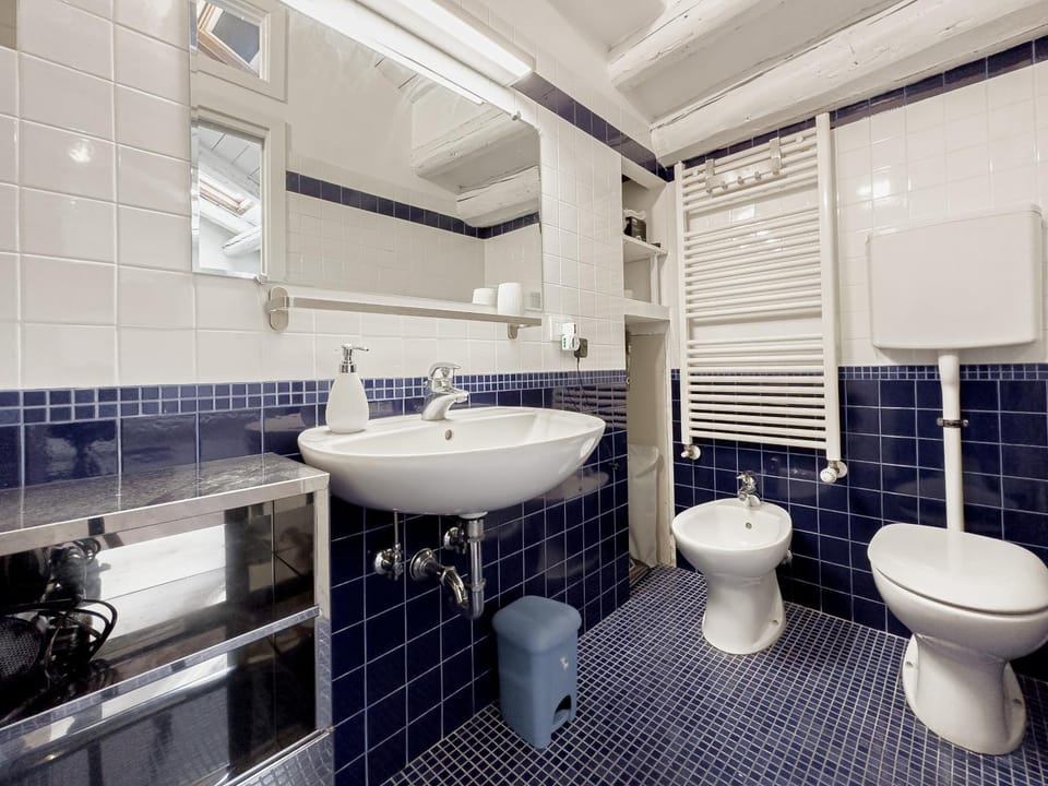 Toilet, Bathroom, bidet, towels
