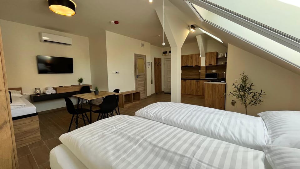 Bed, TV and multimedia, Coffee/tea facilities, Kitchen or kitchenette, Living room, Photo of the whole room, Seating area, Dining area, Bedroom, air conditioner