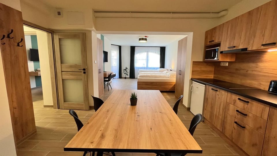 Bed, Coffee/tea facilities, Balcony/Terrace, Kitchen or kitchenette, Living room, Photo of the whole room, Dining area, Bedroom, microwave, toaster, wardrobe