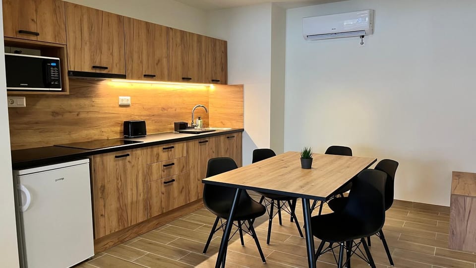 Coffee/tea facilities, Kitchen or kitchenette, Dining area, microwave, stove, toaster, air conditioner