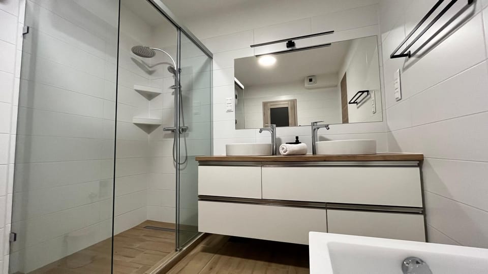 Shower, Toilet, Bathroom, Bath, towels