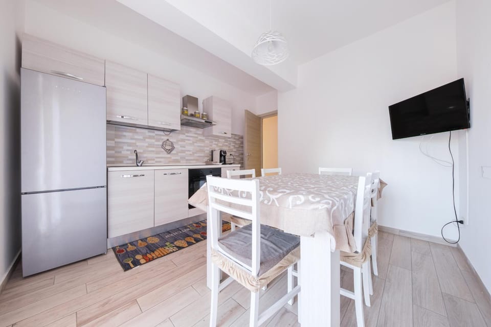 Property building, Kitchen or kitchenette, Living room