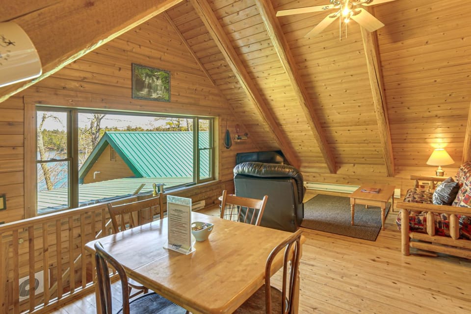 Waterfront 'UP Badger Lodge BnB' on Powell Lake Apartment in Wisconsin