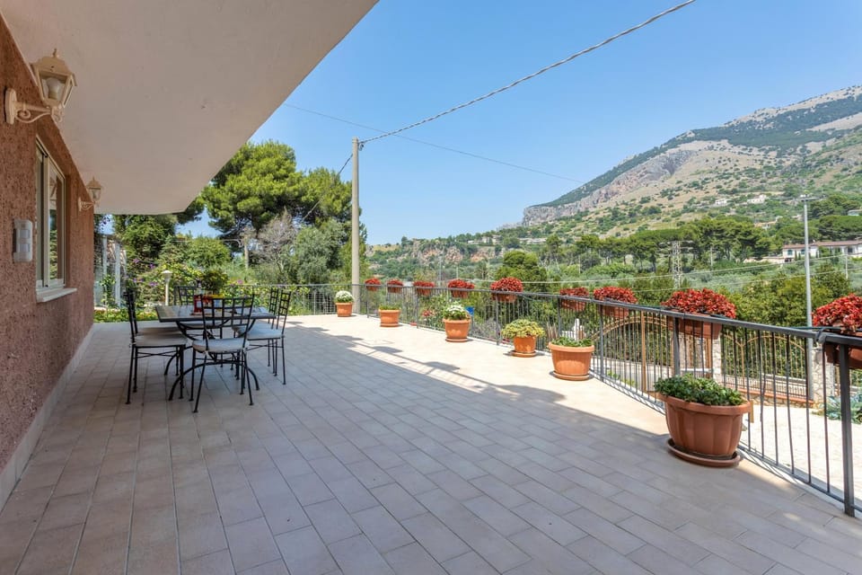 Property building, Balcony/Terrace, Living room