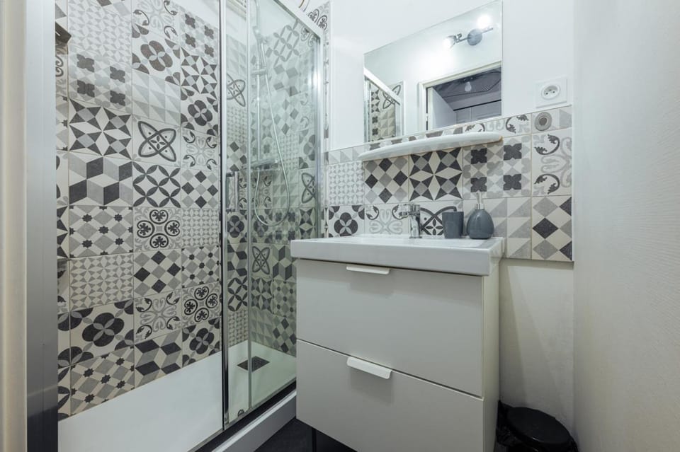 Shower, Bathroom, hair dryier