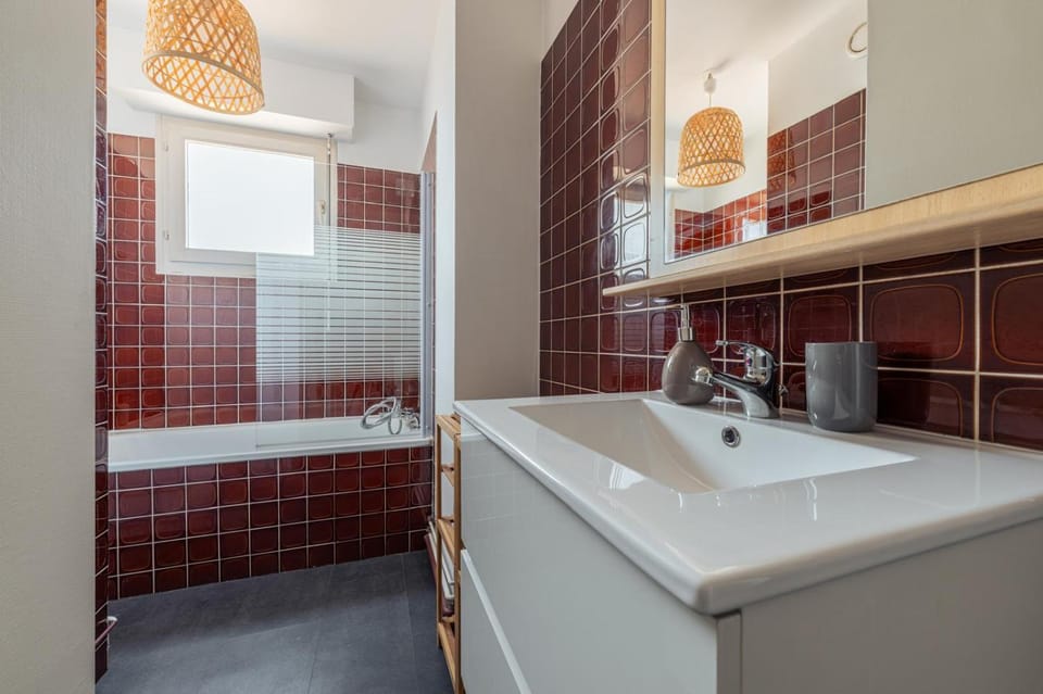 Bathroom, Bath, hair dryier