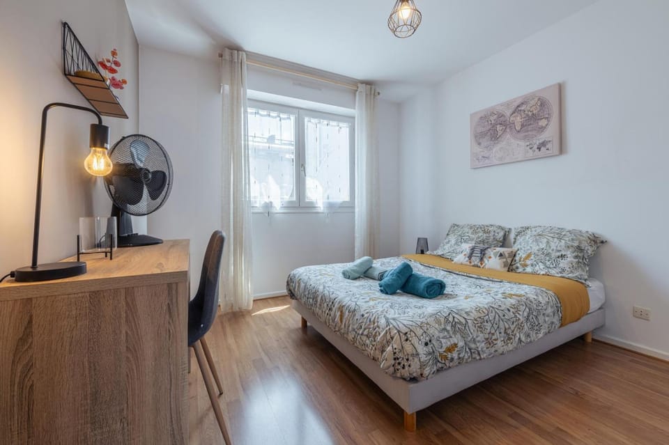 Bed, Night, Photo of the whole room, Seating area, Bedroom