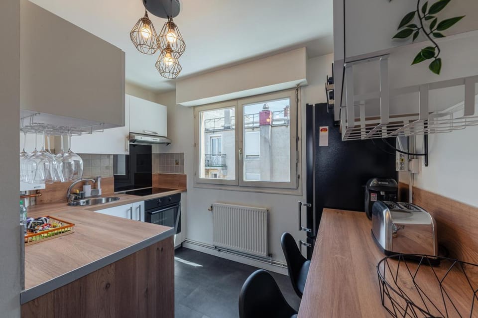Coffee/tea facilities, Kitchen or kitchenette, Dining area, dishwasher, oven, stove, toaster, kitchen