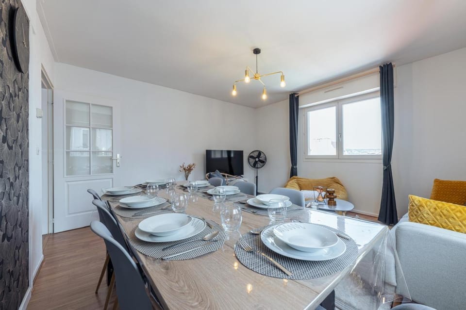 Communal lounge/ TV room, TV and multimedia, Living room, Seating area, Dining area, Evening entertainment