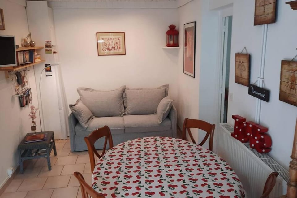 Bed, TV and multimedia, Kitchen or kitchenette, Living room, Seating area, Dining area, locker