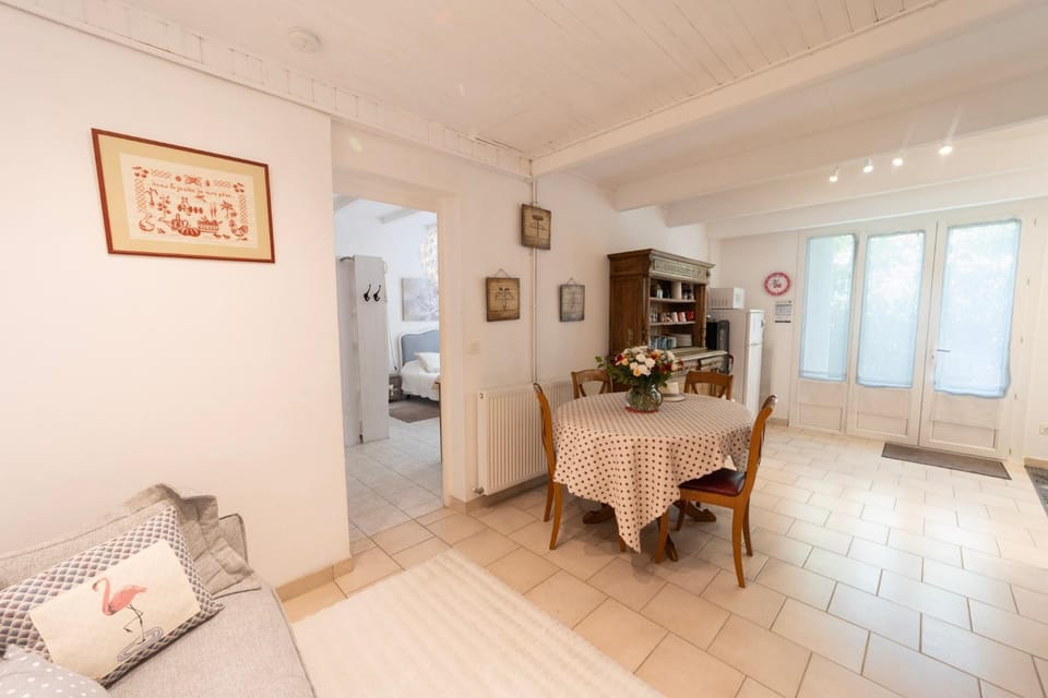 Seating area, kitchen