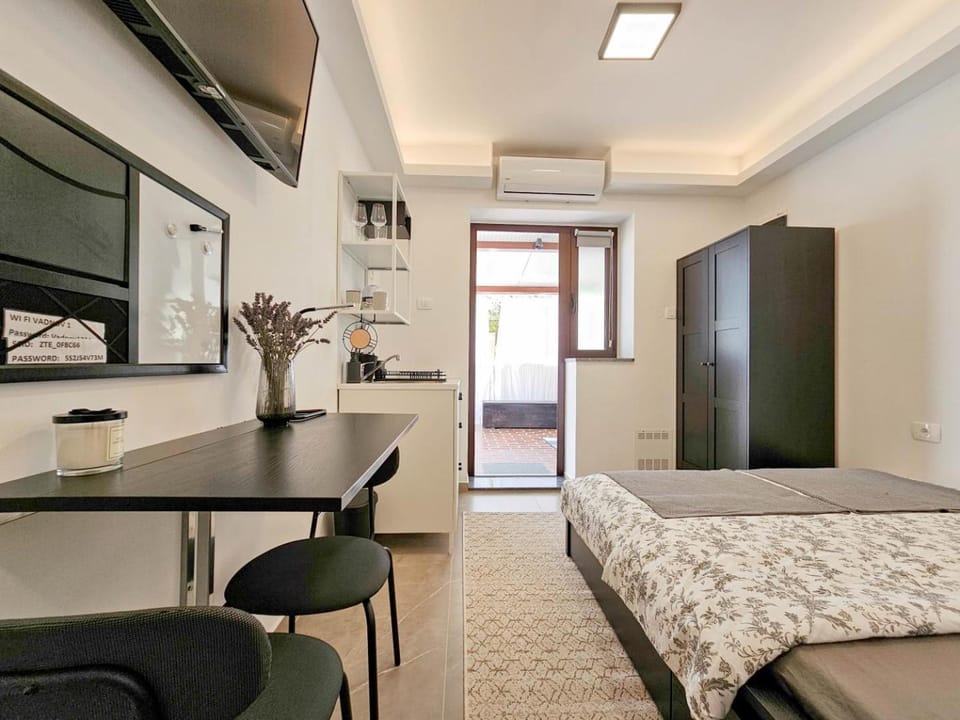 Bed, Kitchen or kitchenette, hair dresser