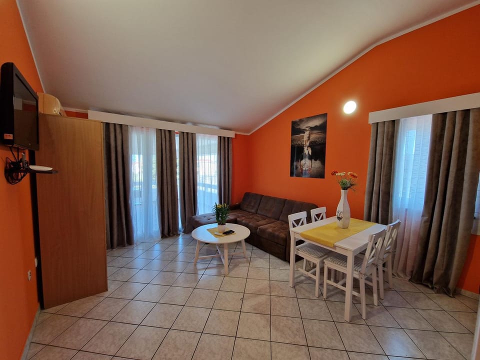 TV and multimedia, Living room, Seating area, Dining area