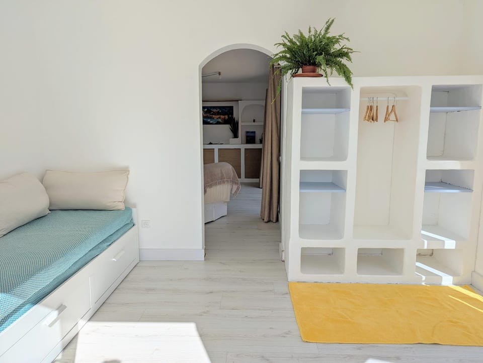 Facade/entrance, Bed