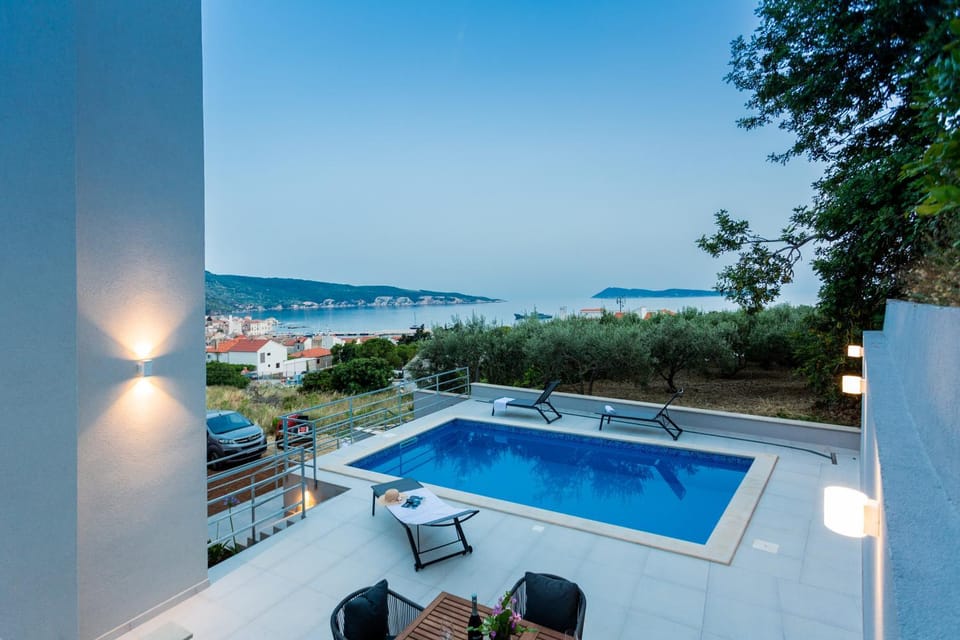 Seaside Elegance Suites Apartment in Komiža