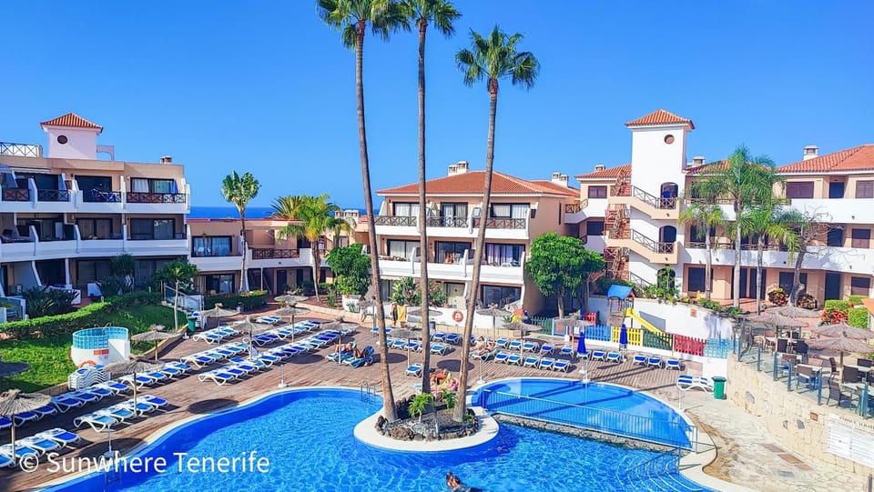 Property building, Pool view, Swimming pool, Swimming pool, sunbed