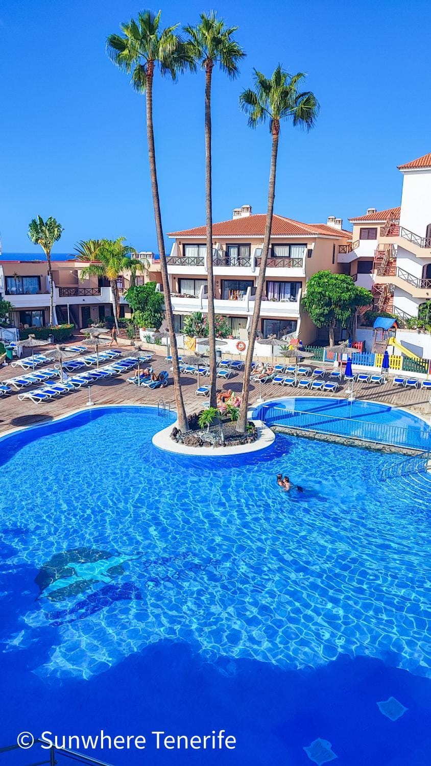 Property building, Balcony/Terrace, Pool view, Swimming pool, Swimming pool, sunbed