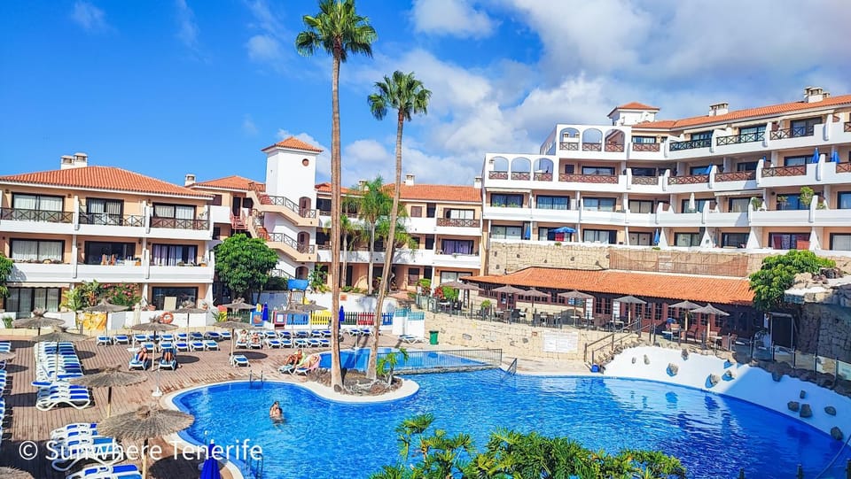 Property building, Balcony/Terrace, Lounge or bar, Pool view, Swimming pool, Swimming pool, sunbed