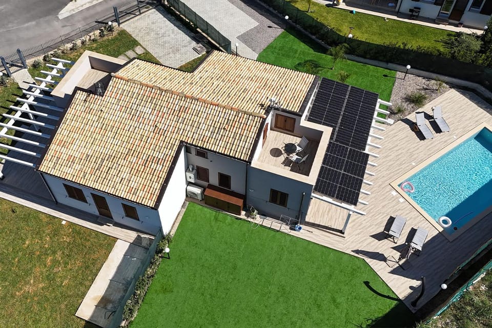 Property building, Day, Neighbourhood, Garden view, Swimming pool