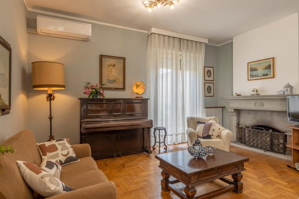 Living room, Seating area, air conditioner
