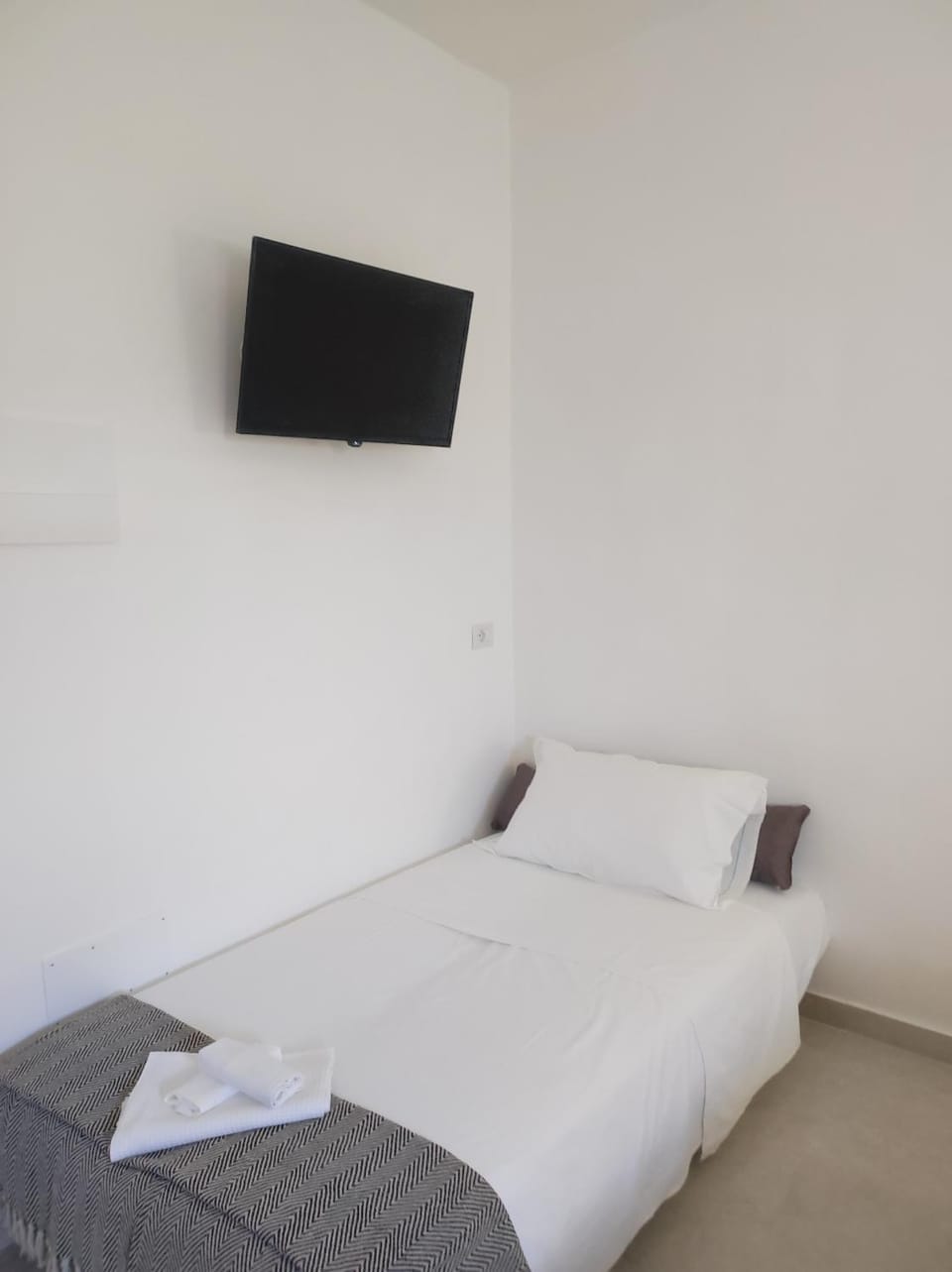 Bed, TV and multimedia, Photo of the whole room, Bedroom