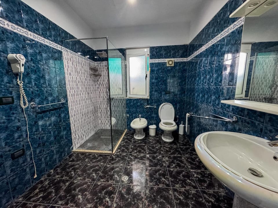 Shower, Toilet, bidet