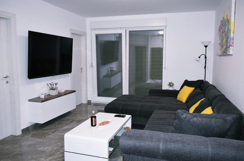 TV and multimedia, Living room, Evening entertainment