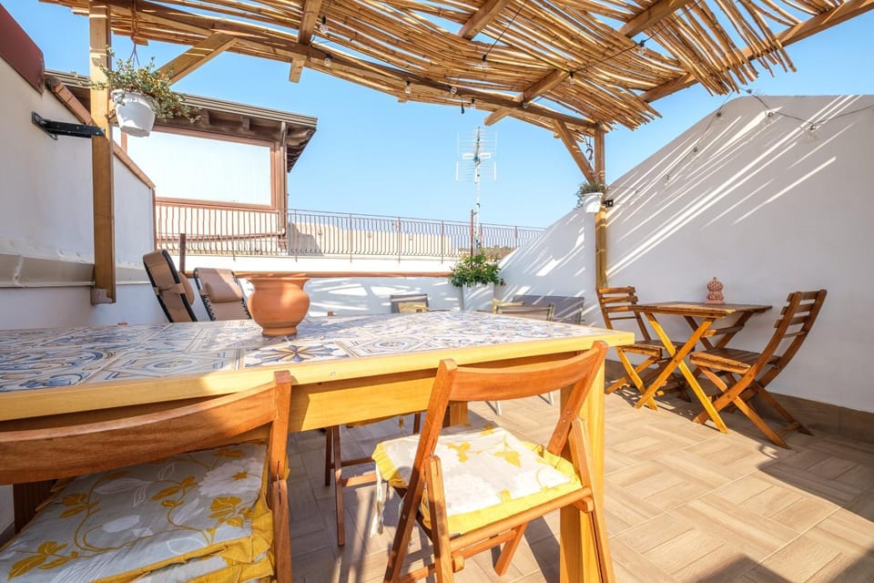 Property building, Balcony/Terrace, Living room