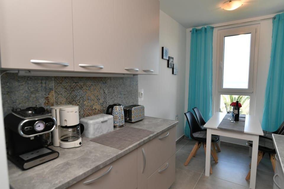 Coffee/tea facilities, Kitchen or kitchenette, stove