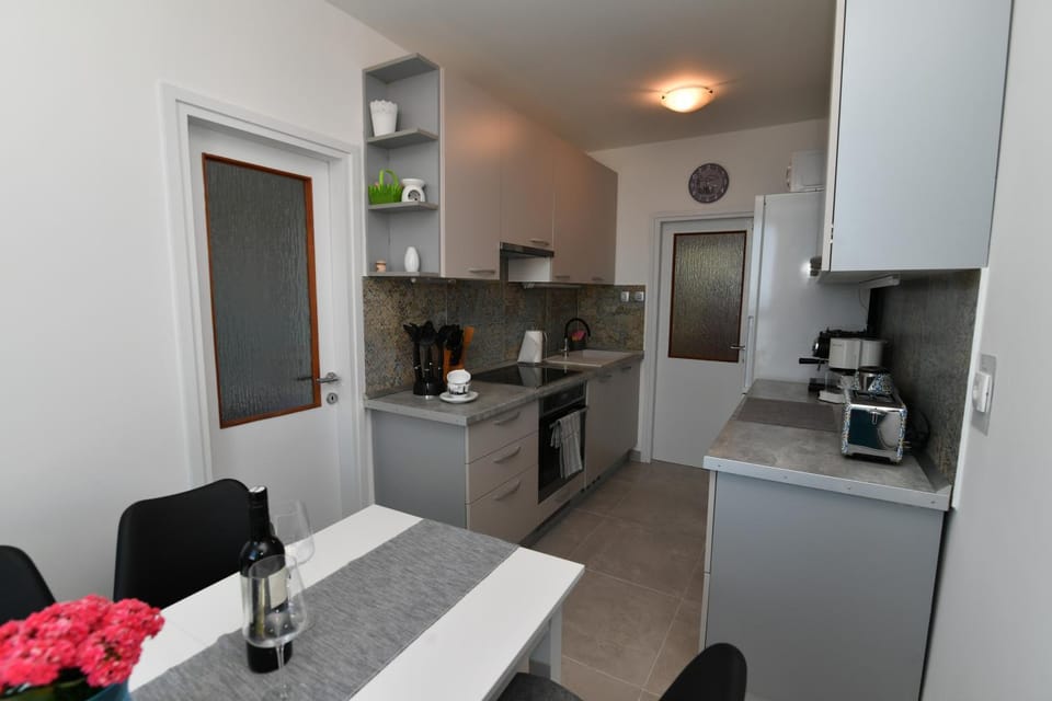 Kitchen or kitchenette, pet friendly, stove