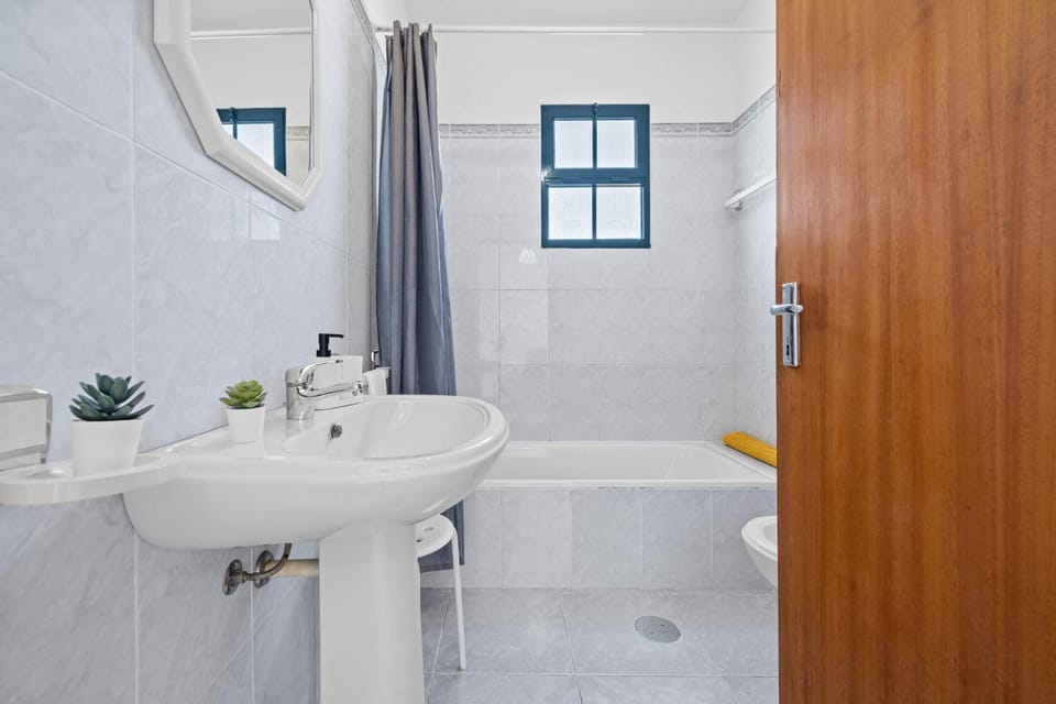Shower, Toilet, Bathroom, Bath, towels