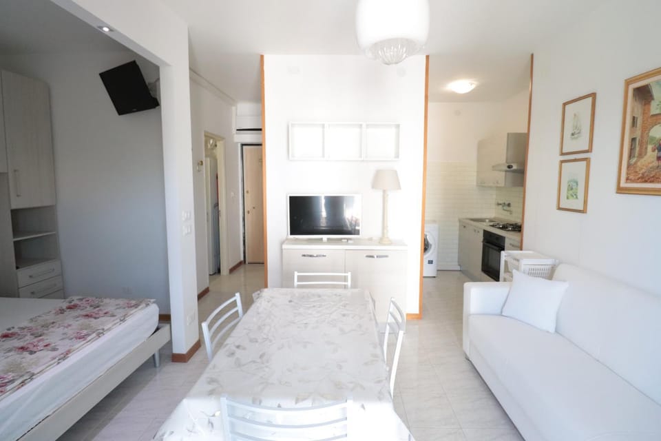 Bed, TV and multimedia, Kitchen or kitchenette, Living room, Bedroom