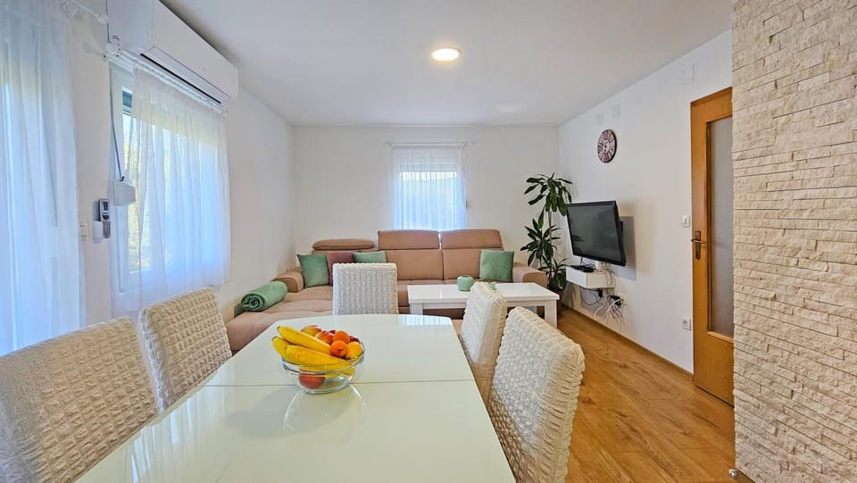 TV and multimedia, Living room, Seating area, Dining area
