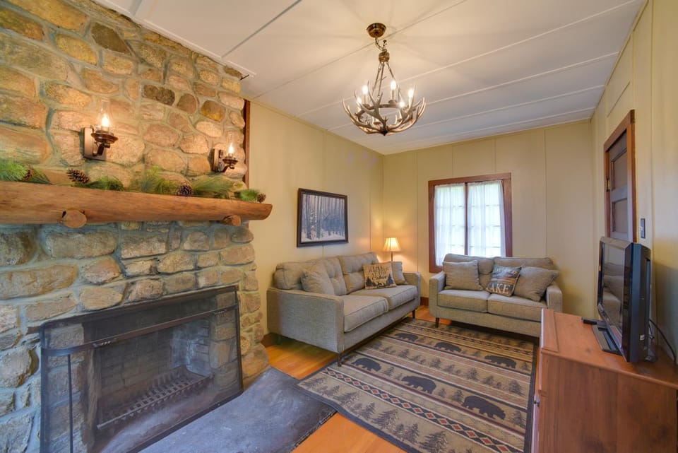 Beach & Kayaks: Waterfront Cabin on Lake Pleasant! Cabin in Capital District, NY, USA