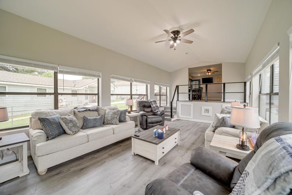 Waterfront Grove Retreat with Dock Cedar Ridge House in Ozark Mountains