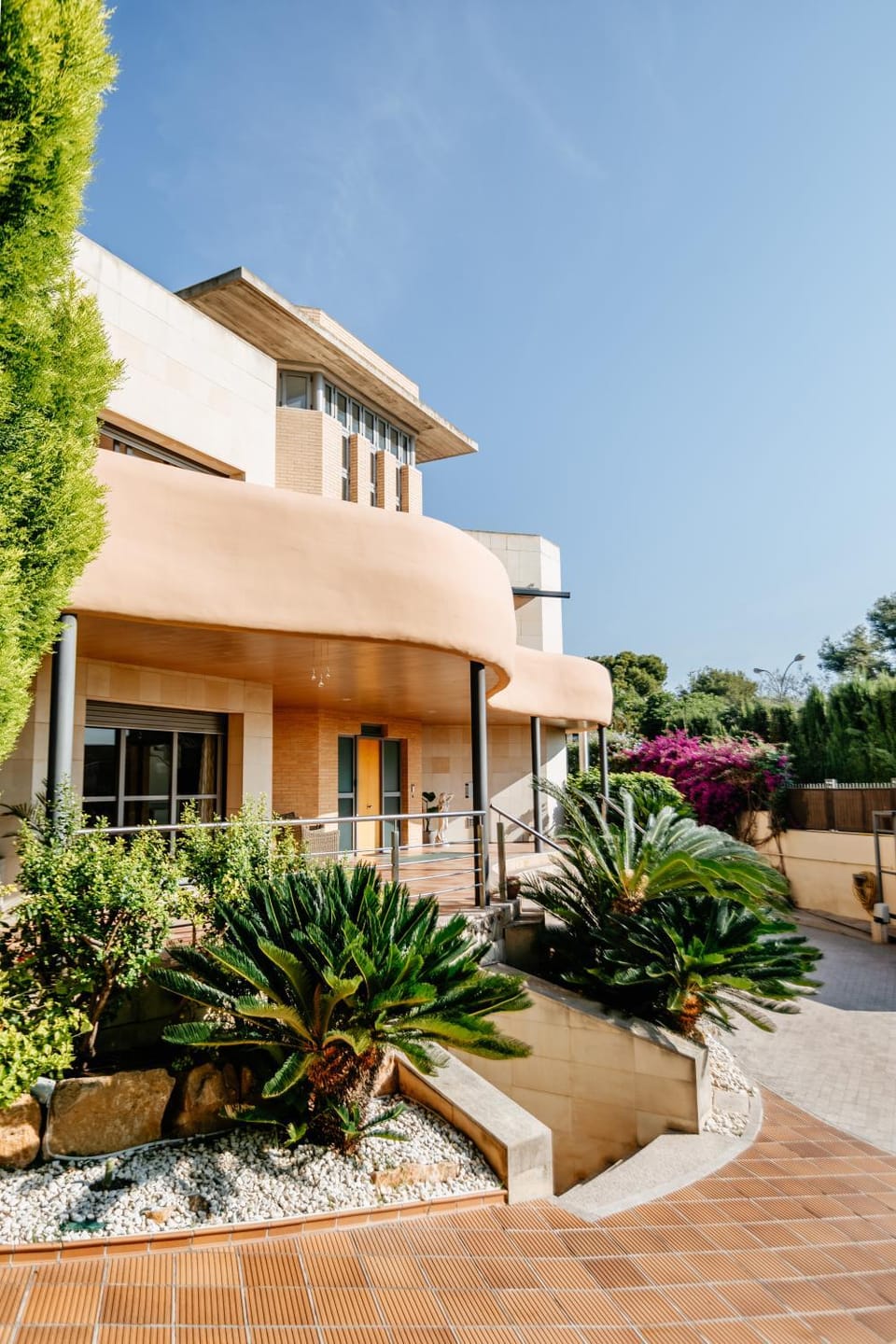 Property building, Facade/entrance, Spring, Day, Garden, Garden view