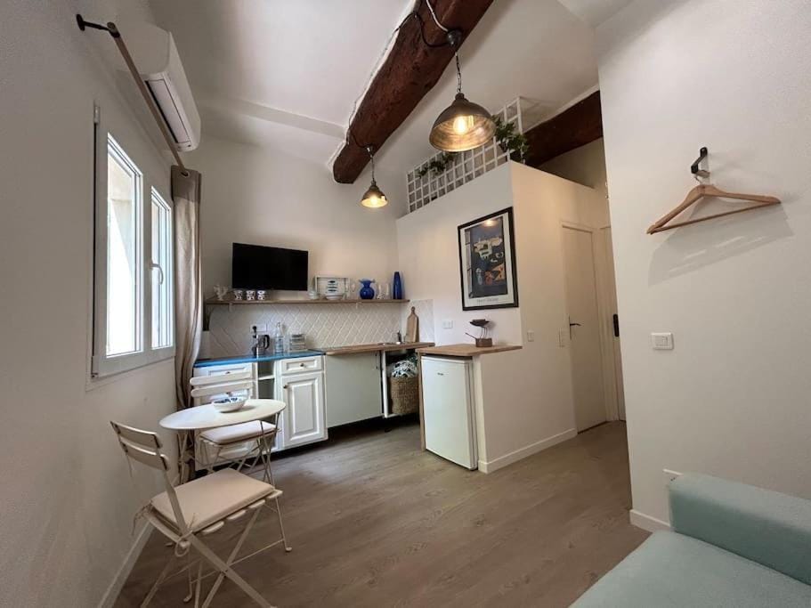 TV and multimedia, Kitchen or kitchenette, Living room, stove