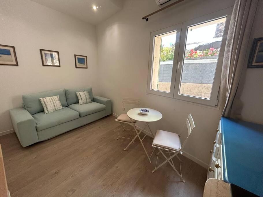 Living room, air conditioner