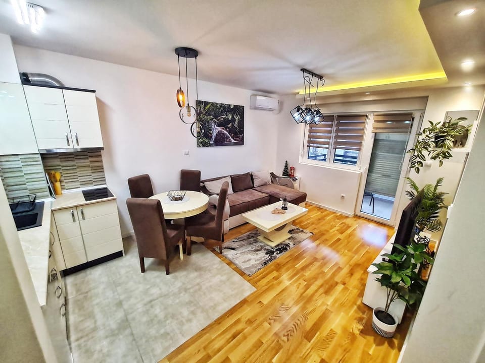 Kitchen or kitchenette, Seating area, Dining area, stove