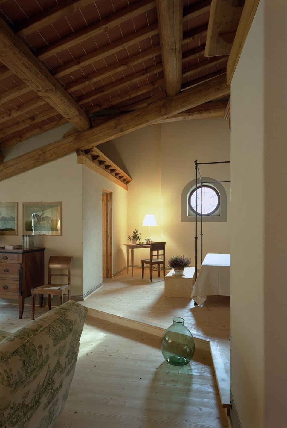 Photo of the whole room, Decorative detail