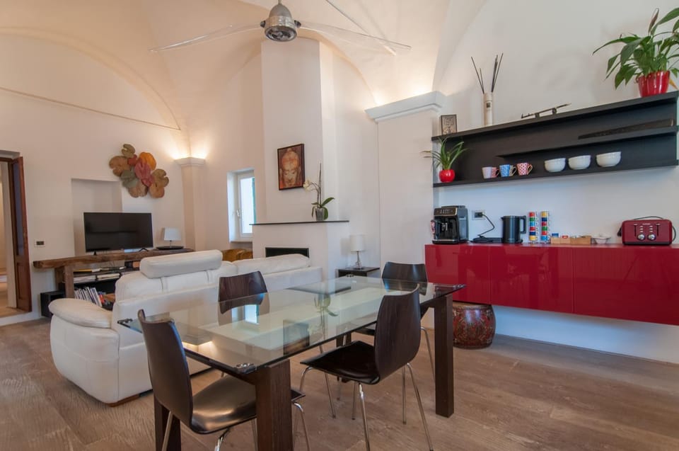 Communal lounge/ TV room, TV and multimedia, Coffee/tea facilities, Living room, Seating area, Dining area