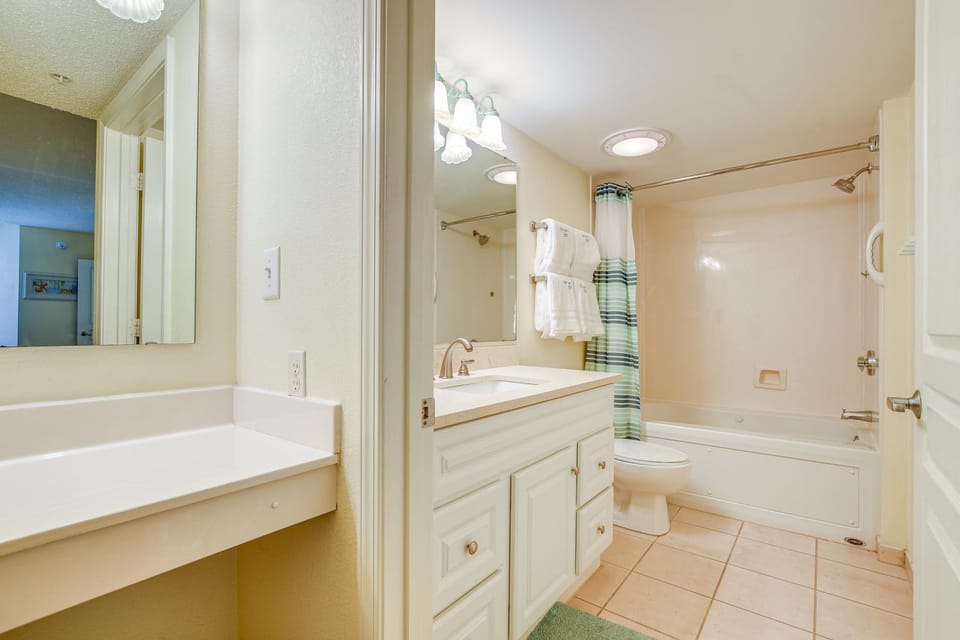 2 Mi to Barefoot Landing: Condo w/ Beach Access! House in North Myrtle Beach