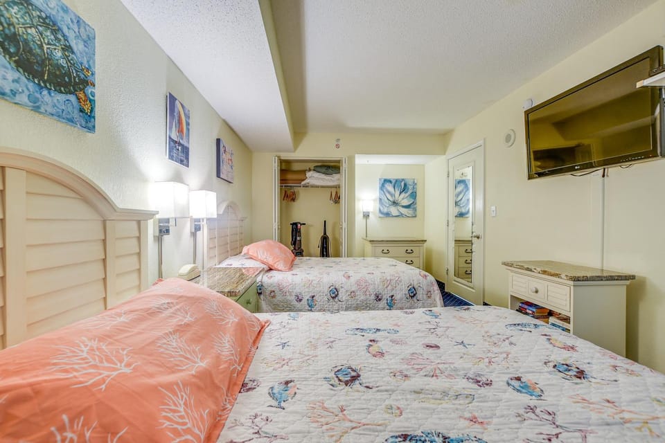 2 Mi to Barefoot Landing: Condo w/ Beach Access! House in North Myrtle Beach