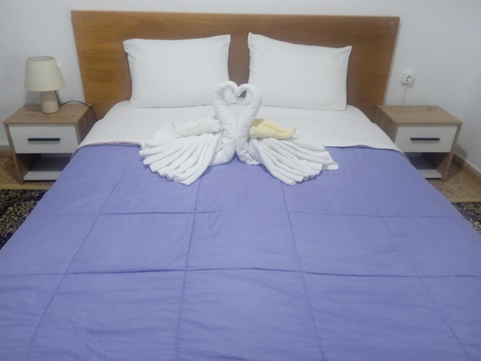 Bed, Photo of the whole room, Bedroom, towels