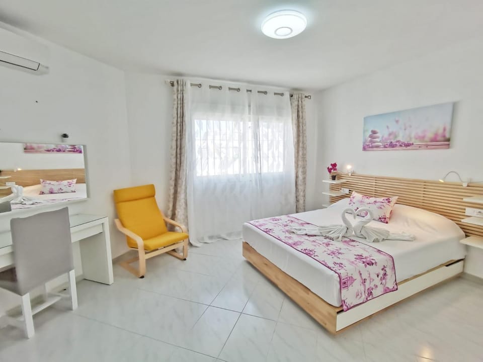 Bed, Bedroom, towels, air conditioner