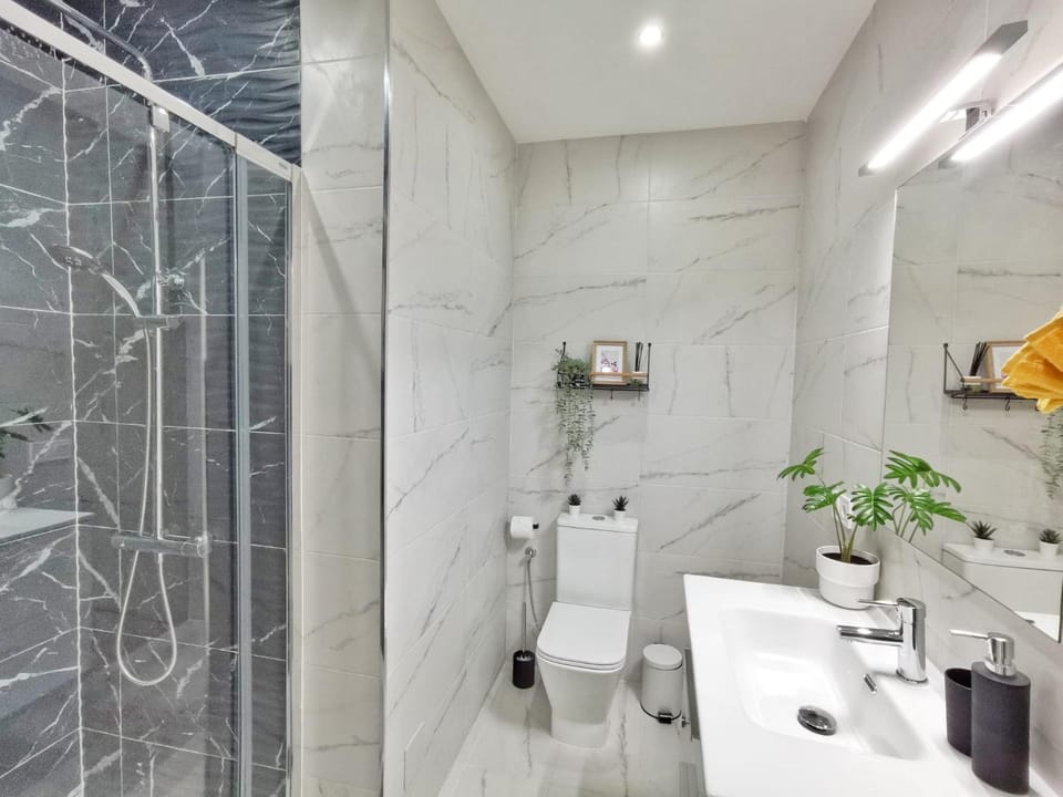 Shower, Toilet, Bathroom, towels