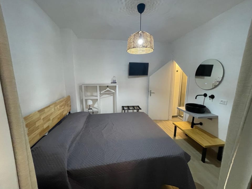 Bed, TV and multimedia, Photo of the whole room, Bedroom